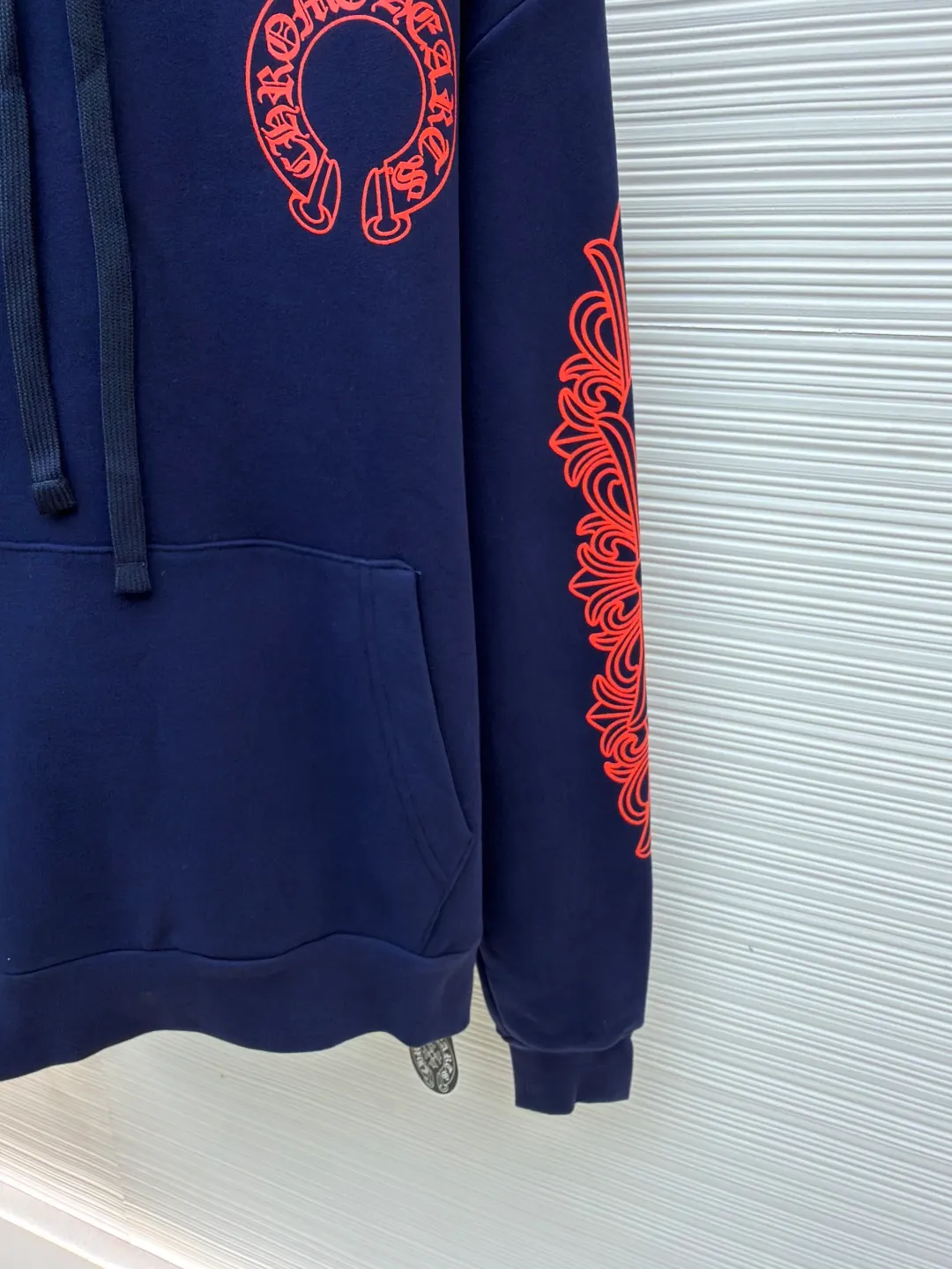 Chrome Hearts Horseshoe flower hooded sweatshirt ●Article number: 1681506-A85 ●Material: Australian velvet satin technical cotton fabric ●Technology: glue printing ●Color: blue and red ●Version: fitted version ●Weight: about 865 grams ●Size: S-M-L-XL ●Description: Australian velvet satin technical cotton Excellent texture Comfortable and close to the skin A touch of midnight navy dip dyeing Low-key elegance Three forms of realistic red horseshoe flowers Like the trend, the flame ink naturally smudges on the rice paper, controlling the visual focus. From concrete totems to abstract light spots, whispering that I am the rock oracle of the rules. A rebellious ceremony about wearing and performing, using glue printing. The printing has been revised three times on the film screen. The glue liquid paint is used to print the pattern on the fabric. The fabric is baked to fix the printed pattern. The overall wiring is straight and delicate, the fabric is comfortable and soft, and the color is consistent without color difference. It can be matched with the same style to create a fashionable look and control various occasions. Customized accessories, complete with three standards, same style for men and women!